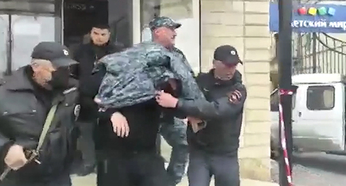 Задержание  53-летнего жителя Владикавказа, обвиняемого в захвате заложников в одном из магазинов города. Кадр видео ТВЦ https://www.tvc.ru/news/show/id/208502/