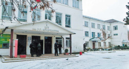 Вход в здание в Центральную больницу Хасавюрта. Фото https://poliklinikin.ru/clinic/4165/
