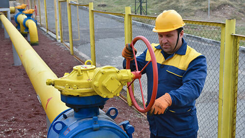 Сотрудник "Газпрома  Армении". Фото Gazprom Armenia official site