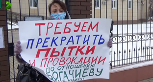 Зарема Барахоева проводит пикет в Астрахани против нарушения прав Албогачиева в колонии. Скриншот кадра видео "Кавказского узла".
