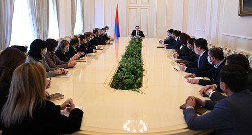 Председатель Национального собрания Ален Симонян встречается с  персоналом аппарата президента республики. Фото пресс-службы президента Армении