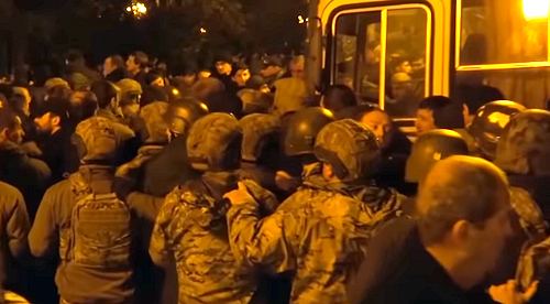 Противостояние участников митинга в Сухуме и силовиков 21 декабря 2021 года. Кадр видео "Абаза-ТВ". youtu.be/vE-UTOsYuSA