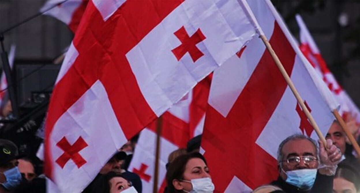 Участники акции в поддержку Сакаашвили держат флаги. Октябрь 2021 года. Фото Инны Кукуджановой для "Кавказского узла"