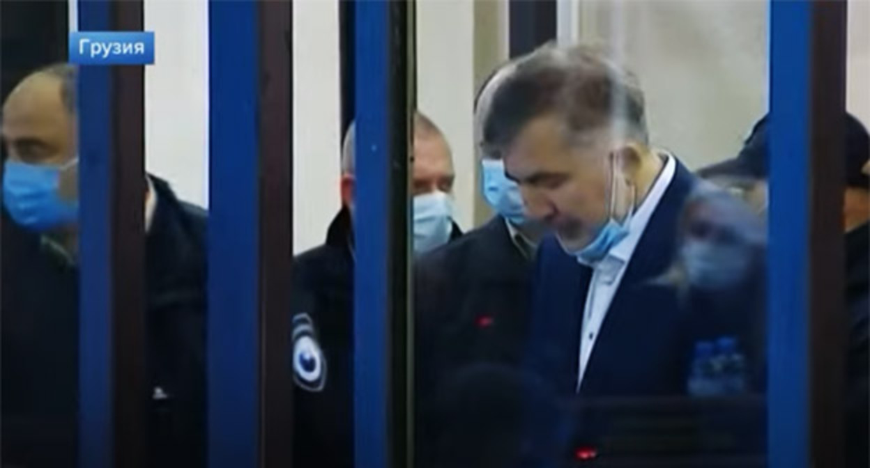 Михаил Саакашвили (справа) в зале суда. Скриншот видео "Новости на Первом Канале" https://www.youtube.com/watch?v=jtb5QF28d6Q