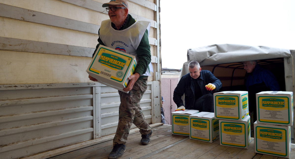 Сбор гуманитарной помощи для беженцев из Луганска и Донецка.  Фото Алексея Гусева https://www.yuga.ru/news/461975-glava-adygei-poruchil-sobrat-gumanitarnuyu-pomoshh-dlya-bezhencev-iz-luganska-i-donecka/
