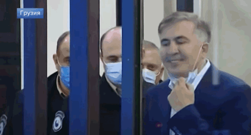 Михаил Саакашвили (справа) в зале суда. Скриншот видео "Новости на Первом Канале" https://www.youtube.com/watch?v=jtb5QF28d6Q