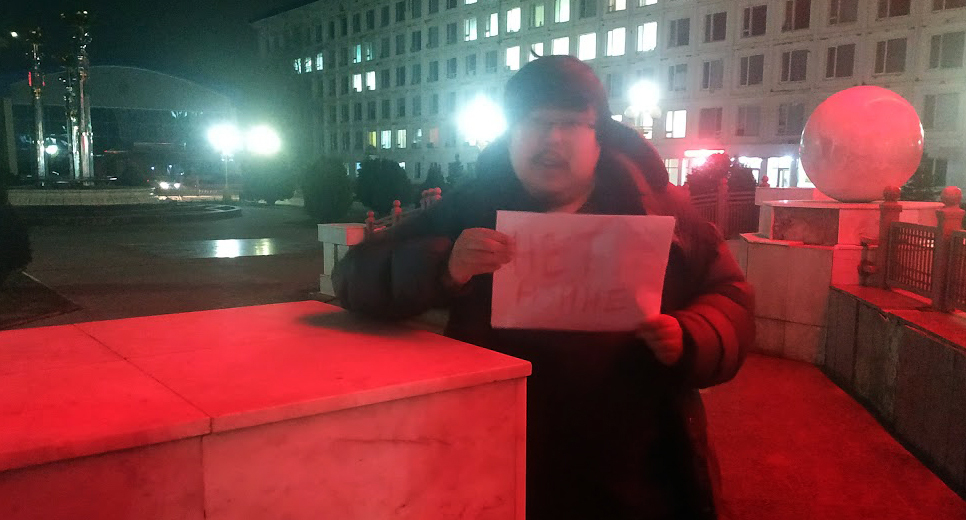 Антивоенный одиночный пикет Николая Мендяева. Элиста, 24 февраля 2022 г. Фото Бадмы Бюрчиева для "Кавказского узла"

