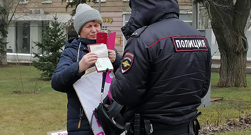 В Волгограде активистка задержана на антивоенном пикете. 1 марта 2022 года. Фото Ольги Черкасовой для "Кавказского узла"