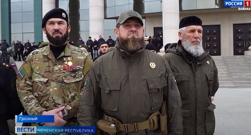 Рамзан Кадыров (в центре). Стопкадр из видео Youtube-канала «ГТРК Вайнах». https://www.youtube.com/watch?v=voGnvbWdSo0