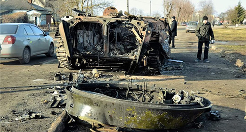 Подбитая военная техника в Конотопе. 25 февраля 2022 г. Фото: ZomBear https://ru.wikipedia.org/