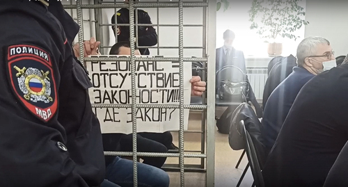 Плакат обвиняемого в зале суда. Кадр видео: объединенная пресс-служба судов Волгоградской области