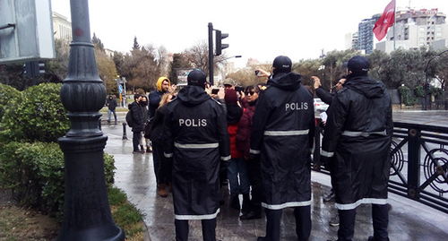 Полиция возле участников акции у посольства России в Баку. 4 марта 2022 г. Фото Кямала Али для "Кавказского узла"