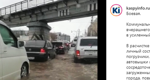 Подтопление на улицах Астрахани. Скриншот видео https://www.instagram.com/p/Catv2nTAFf4/
