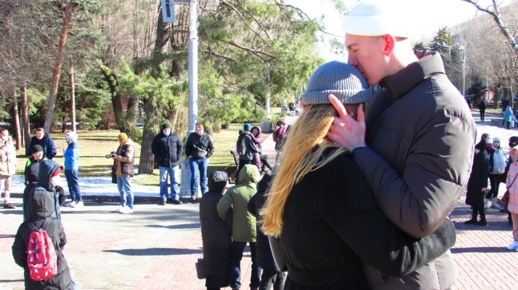 Участники антивоенной акции у Вечного огня в Волгограде. 6 марта 2022 года. Фото Вячеслава Ященко для "Кавказского узла"