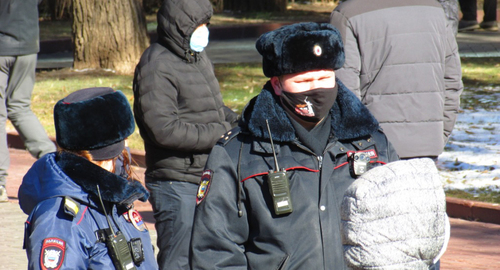 Полицейские на антивоенной акции. Фото: Вячеслава Ященко для "Кавказского узла"
