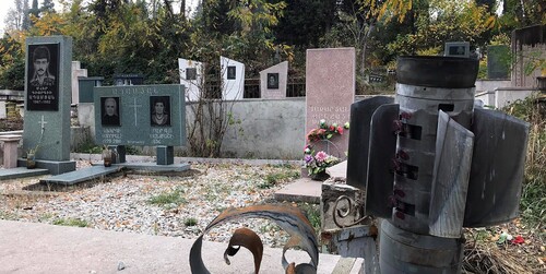 Снаряд, застрявший между могилами на кладбище Степанакерта в ноябре 2020 года. Фото  Алвард Григорян для "Кавказского узла"
