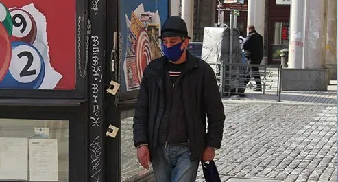 Человек в защитной маске на улице Тбилиси. Фото Инны Кукуджановой для "Кавказского узла"