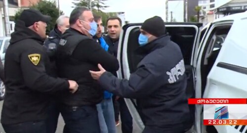 Задержание после акции протеста в Кобулети. Стопкадр из видео https://rustavi2.ge/ka/news/225179.