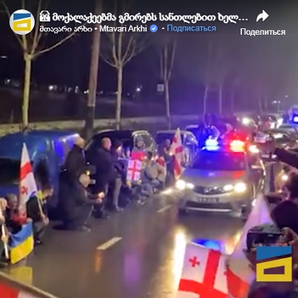 Церемония прощания в аэропорту Тбилиси. Стопкадр из видео на странице https://www.newsgeorgia.ge/в-тбилиси-доставили-тела-грузинских-б/