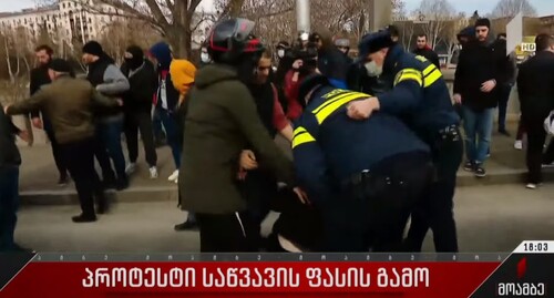 Задержание участников акции протеста против повышения цен на топливо в Тбилиси 27 марта 2022 года. Стоп-кадр из видео https://www.youtube.com/watch?v=AAkNdxaMtps