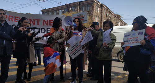 Участники акции протеста перед зданием офиса ООН в Ереване. Фото Армине Мартиросян для "Кавказского узла"