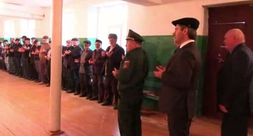 Глава Ботлихского района Руслан Гамзатов и депутат Госдумы Владимир Шаманов выражают соболезнования родным и близким погибшего на Украине Магомеда Магомедова. Стопкадр из видео https://t.me/botlikh_official/190