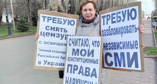 Тамара Гродникова провела в центре Волгограда одиночный пикет. Фото Ольги Черкасовой для "Кавказского узла"