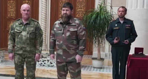 Рамзан Кадыров (в центер) во время церемонии вручения погон генерал-лейтенанта. Скриншот видео https://tass.ru/armiya-i-opk/14312945?utm_source=yxnews&utm_medium=desktop