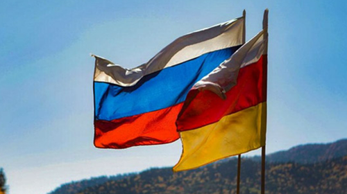 Флаги Южной Осетии и России. Фото: cominf.org https://www.grozny-inform.ru/news/politic/131615/