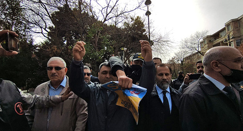 Акция протеста перед российским посольством в Баку. Фото Фаика Меджида для "Кавказского узла"