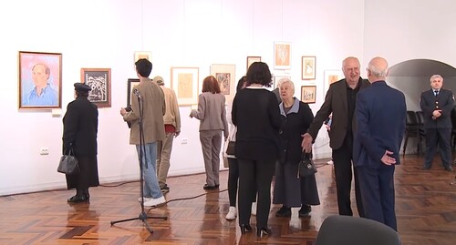 Посетители выставки  картин частных владельцев в Сухуме, 11 апреля 2022 года. Стопкадр из видео https://www.youtube.com/watch?v=7ozGSNf9-oM
