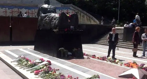 Жители Тбилиси возложили цветы к могиле Неизвестного солдата. Тбилиси, 9 мая 2017 года. Фото Галины Готуа для "Кавказского узла".
