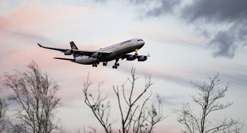 Самолет в небе. Фото Dominic Wunderlich с сайта Pixabay