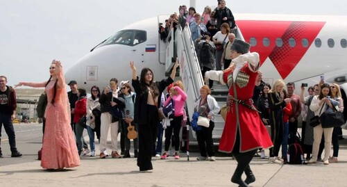 Встреча в аэропорту Махачкалы туристов, прибывших первым чартерным рейсом, 30 апреля 2022 года. Фото: пресс-служба Минтуризма Дагестана  https://dagtourism.com/pervyj-charternyj-rejs-s-turistami-pribyl-v-mahachkalu/