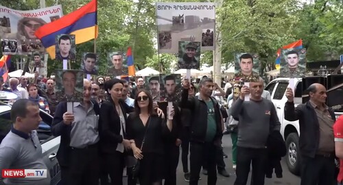 Участники шествия в Ереване 30 апреля 2022 года. Стоп-кадр из видео https://www.youtube.com/watch?v=EJOb-1XebTU
