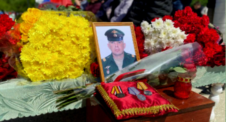 Похороны Ильи Котенко. Скриншот фотографии, опубликованной в Telegram-канале Котельниковского муниципального района 8 мая, https://t.me/kotelnikovo_34/473 Похороны Ильи Котенко. Скриншот фотографии, опубликованной в Telegram-канале Котельниковского муниципального района 8 мая, https://t.me/kotelnikovo_34/473