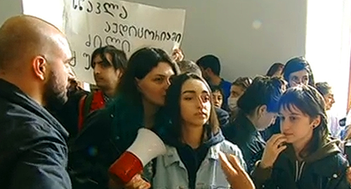 Студенты на акции протеста в Тбилиси. Кадр видео https://rustavi2.ge/ka/news/228977