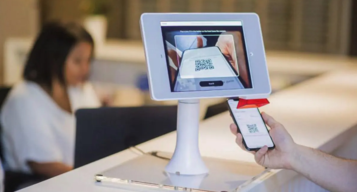Проверка QR-кода в отеле. Фото Proxyclick Visitor Management System, unsplash.com Проверка QR-кода в отеле. Фото Proxyclick Visitor Management System, unsplash.com