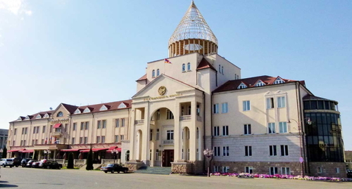 Площадь Возрождения и здание парламента в Степанакерте, фото: wikipedia.org/wiki/Renaissance_Square,_Stepanakert