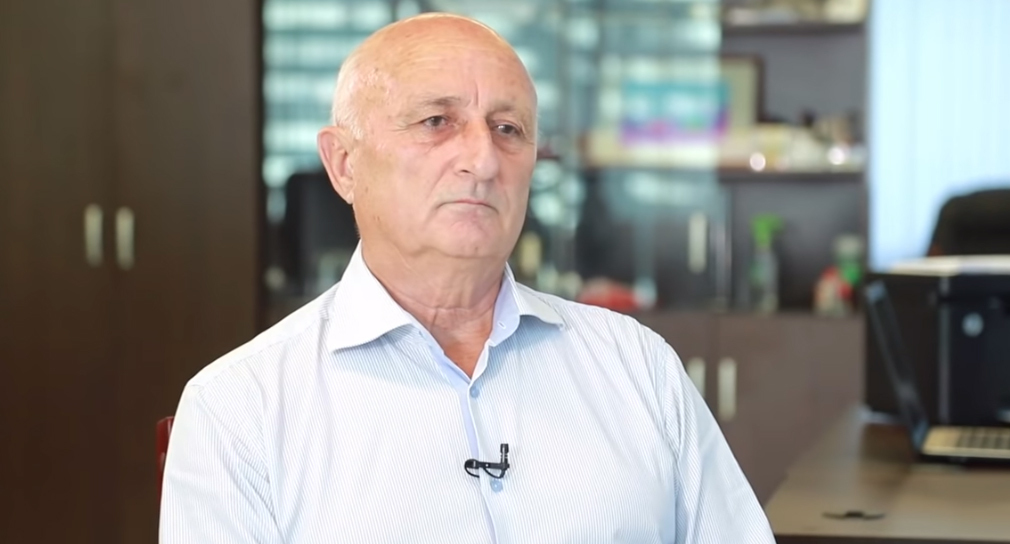 Леонид Лакербая. Кадр видео 
Аҧсуа телехәаҧшра https://www.youtube.com/watch?time_continue=14&v=ft-PnbCH6Z8&feature=emb_logo 