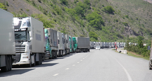 Очередь грузовиков на КПП Верхний Ларс 21 мая 2022 года. Фото Марии Абайти для "Кавказского узла"