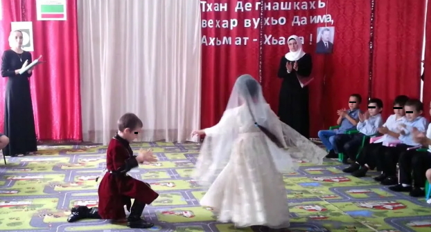 Детский утренник, стоп-кадр видео канала "Иса Дулаев" https://www.youtube.com/watch?app=desktop&v=F3knShtVaHQ Детский утренник, стоп-кадр видео канала "Иса Дулаев" https://www.youtube.com/watch?app=desktop&v=F3knShtVaHQ