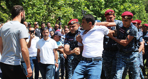Полицейские задерживают Гегама Манукяна. Ереван, 30 мая 2022 г. Фото Тиграна Петросяна для "Кавказского узла"