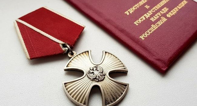 Награда. Фото: ИНФОРМАЦИОННЫЙ ПОРТАЛ ГОРОДА НОВОШАХТИНСКА
 https://znamenka.info/news/v-novoshactinske/rodstvennikam-pogibshikh-novoshakhtintsev-v-rezultate-spetsialnoy-operatsii-na-ukraine-peredany-vyso