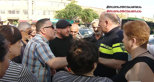 Участники акции протеста в Тбилиси. Кадр видео https://mtavari.tv/news/87734-pirosmanis-kuchis-mtskhovreblebma-gza-gadaketes 