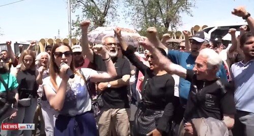 Участники акции протеста в Ереване 7 июня 2022 года. Стоп-кадр из видео https://www.youtube.com/watch?v=HY9jNeegxtA
