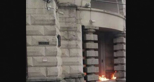 Огонь у  здания краевого Управления ФСБ. Фото: t.me/bazabazon