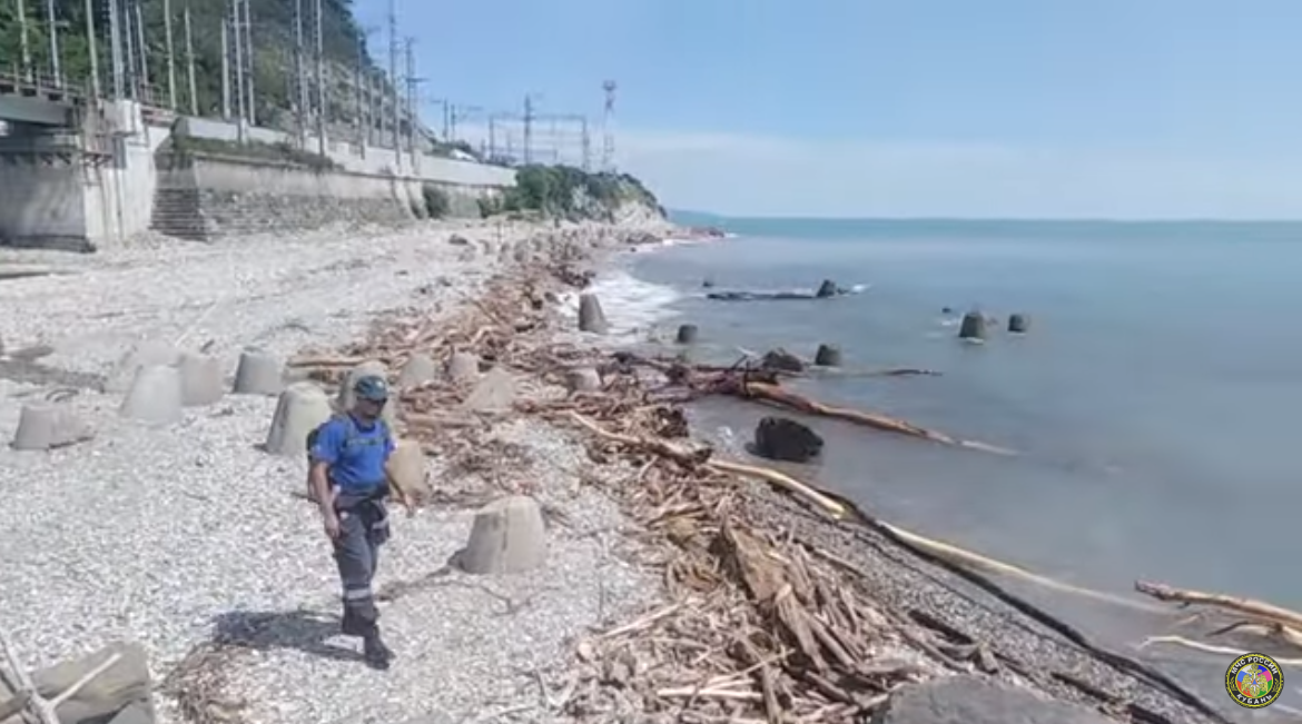 Спасатели обследуют берег Черного моря. Скиншот кадра видео на странице ГУ МЧС по Краснодарскому краю в соцсети "ВКонтакте". Спасатели обследуют берег Черного моря. Скиншот кадра видео на странице ГУ МЧС по Краснодарскому краю в соцсети "ВКонтакте".