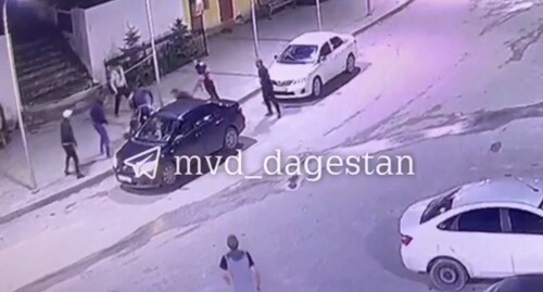 Момент драки в Ботлихе. Стопкадр из видео https://t.me/mvd_dagestan/1176