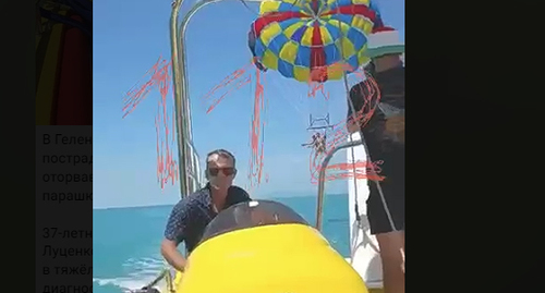 Мужчина сорвался в море в Геленджике при полете на парашюте, буксируемом катером. Кадр видео https://web.telegram.org/z/#-1259695380